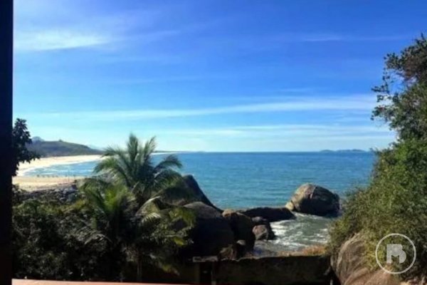 Casa 4 quartos à venda em Condomínio Pé na Areia (Recanto - Itaipuaçu), 500 m² por R$ 1.100.000